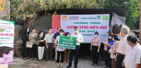 TRAO HỌC BỔNG “GƯƠNG SÁNG HIẾU HỌC” TẠI PHƯỜNG 4 TRAO HỌC BỔNG “GƯƠNG SÁNG HIẾU HỌC” TẠI PHƯỜNG 4