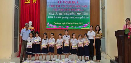 PHƯỜNG 4 TỔ CHỨC PHÁT QUÀ CHO HỌC SINH DO TIỆM BÁNH MIA GATO TÀI TRỢ PHƯỜNG 4 TỔ CHỨC PHÁT QUÀ CHO HỌC SINH DO TIỆM BÁNH MIA GATO TÀI TRỢ