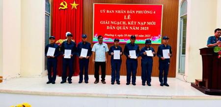 PHƯỜNG 4 TỔ CHỨC LỄ GIẢI NGẠCH VÀ KẾT NẠP MỚI DÂN QUÂN NĂM 2025 PHƯỜNG 4 TỔ CHỨC LỄ GIẢI NGẠCH VÀ KẾT NẠP MỚI DÂN QUÂN NĂM 2025