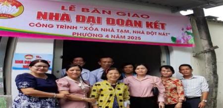 PHƯỜNG 4 TRAO TẶNG NHÀ “ĐẠI ĐOÀN KẾT” CHO NGHÈO KHÓ KHĂN VỀ NHÀ Ở