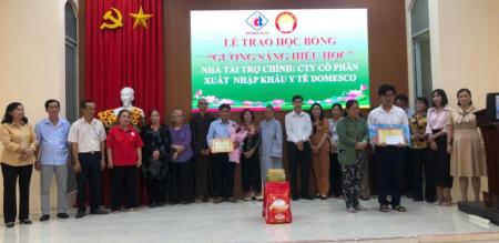 PHƯỜNG 4 PHỐI HỢP HỘI KHUYẾN HỌC TỈNH, THÀNH PHỐ VÀ CÔNG TY CỔ PHẦN XNK Y TẾ DOMESCO TRAO GƯƠNG SÁNG HIẾU HỌC CHO EM NGUYỄN HOÀNG NAM PHƯỜNG 4 PHỐI HỢP HỘI KHUYẾN HỌC TỈNH, THÀNH PHỐ VÀ CÔNG TY CỔ PHẦN XNK Y TẾ DOMESCO TRAO GƯƠNG SÁNG HIẾU HỌC CHO EM NGUYỄN HOÀNG NAM