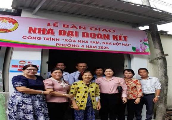 PHƯỜNG 4 TRAO TẶNG NHÀ “ĐẠI ĐOÀN KẾT” CHO NGHÈO KHÓ KHĂN VỀ NHÀ Ở
